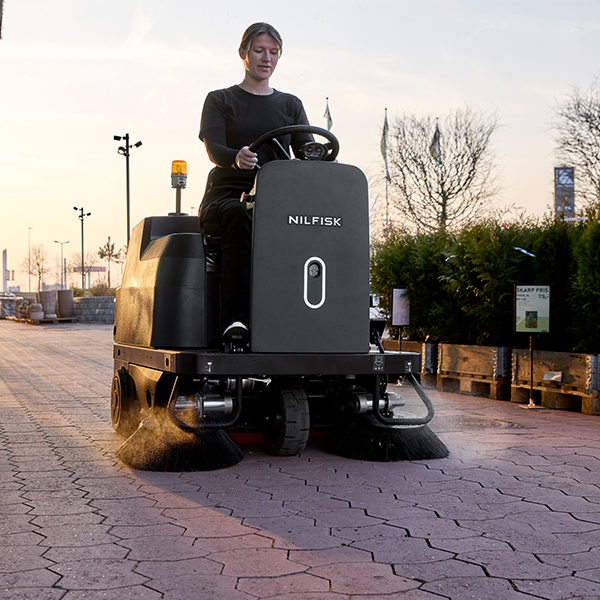 Nilfisk SW3000 ride-on veegmachine gebruiksklaar foto3